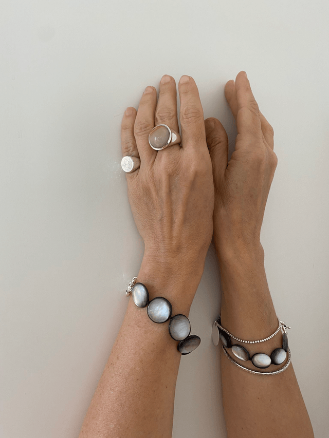 Bracciale in madreperla grigia 
