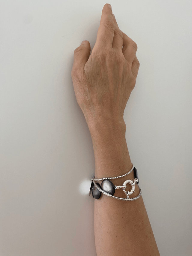 Bracciale in madreperla grigia 
