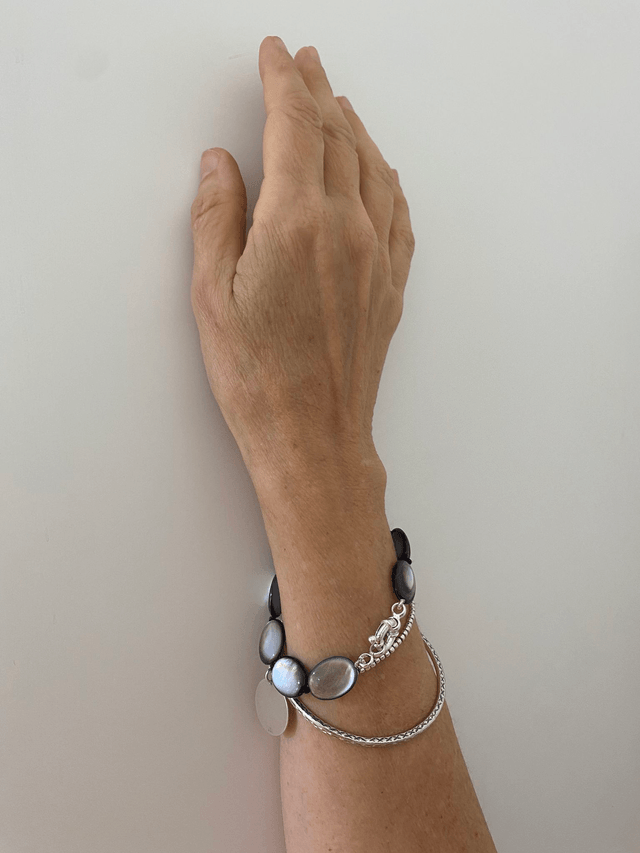 Bracciale in madreperla grigia 