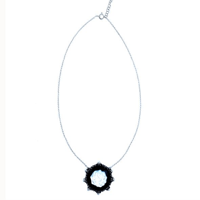Girocollo con cammeo di onice con rosa di madreperla e 8 microperle modello 0428