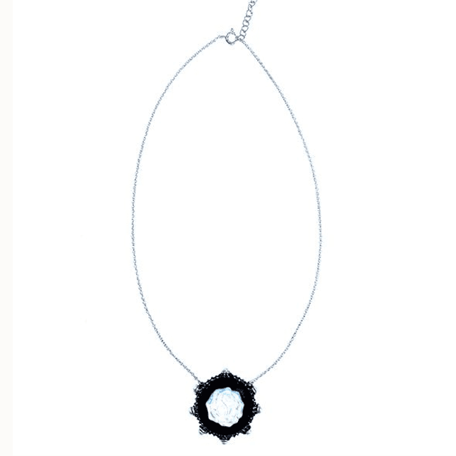 Girocollo con cammeo di onice con rosa di madreperla e 8 microperle modello 0428
